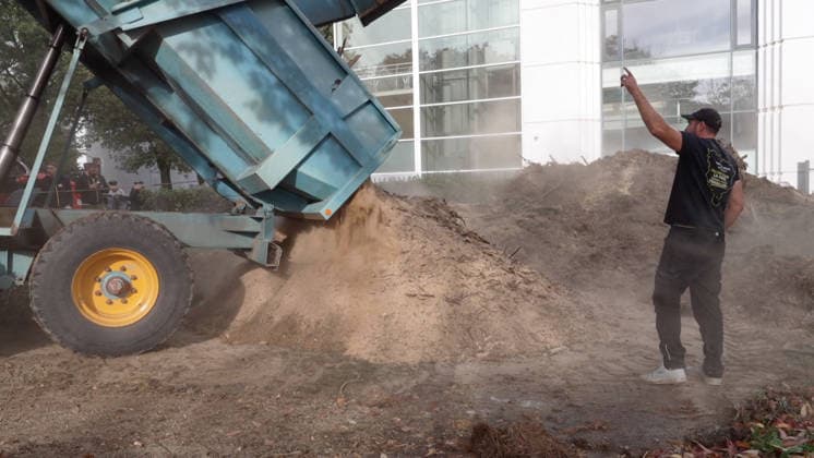 Farmers Are Protesting Outside a Tax Office - Guyancourt Videograbs - Several metric tons of agricultural waste dumped in front of the tax office by farmers protesting soaring fuel prices, with the building s facade doused with liquid, in Guyancourt, France, on October 1, 2026. The action is led by the Coordination Rurale union, which is demanding measures to lower the price of agricultural fuel and has announced plans to escalate its protests. Photo by CLPRESS ABACAPRESS.COM Guyancourt France Copyright: xCLPRESS ABACAx