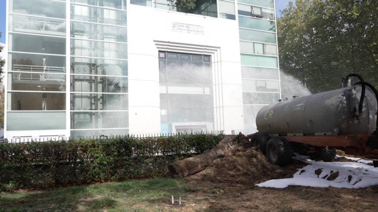 Farmers Are Protesting Outside a Tax Office - Guyancourt Videograbs - Several metric tons of agricultural waste dumped in front of the tax office by farmers protesting soaring fuel prices, with the building s facade doused with liquid, in Guyancourt, France, on October 1, 2026. The action is led by the Coordination Rurale union, which is demanding measures to lower the price of agricultural fuel and has announced plans to escalate its protests. Photo by CLPRESS ABACAPRESS.COM Guyancourt France Copyright: xCLPRESS ABACAx