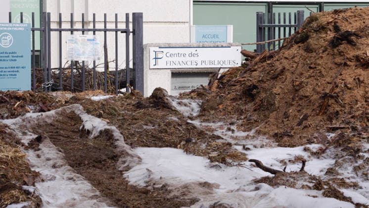Farmers Are Protesting Outside a Tax Office - Guyancourt Videograbs - Several metric tons of agricultural waste dumped in front of the tax office by farmers protesting soaring fuel prices, with the building s facade doused with liquid, in Guyancourt, France, on October 1, 2026. The action is led by the Coordination Rurale union, which is demanding measures to lower the price of agricultural fuel and has announced plans to escalate its protests. Photo by CLPRESS ABACAPRESS.COM Guyancourt France Copyright: xCLPRESS ABACAx