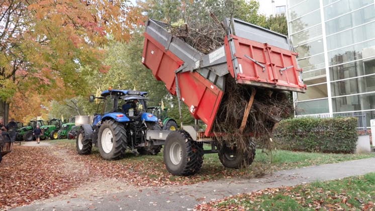 Farmers Are Protesting Outside a Tax Office - Guyancourt Videograbs - Several metric tons of agricultural waste dumped in front of the tax office by farmers protesting soaring fuel prices, with the building s facade doused with liquid, in Guyancourt, France, on October 1, 2026. The action is led by the Coordination Rurale union, which is demanding measures to lower the price of agricultural fuel and has announced plans to escalate its protests. Photo by CLPRESS ABACAPRESS.COM Guyancourt France Copyright: xCLPRESS ABACAx