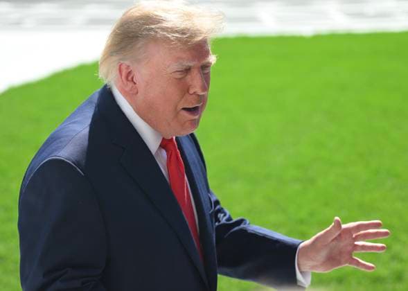 October 1, 2026, Washington, Dc, USA: U.S. President Donald Trump talks to the media before boarding Marine One on the South Lawn of the White House in Washington, DC, United States, on October 1, 2026. President Trump heads to Texas to visit Peterbilt Motors in Denton to highlight manufacturing and his economic agenda. Washington USA - ZUMAs197 20261001_aaa_s197_180 Copyright: xKylexMazzax