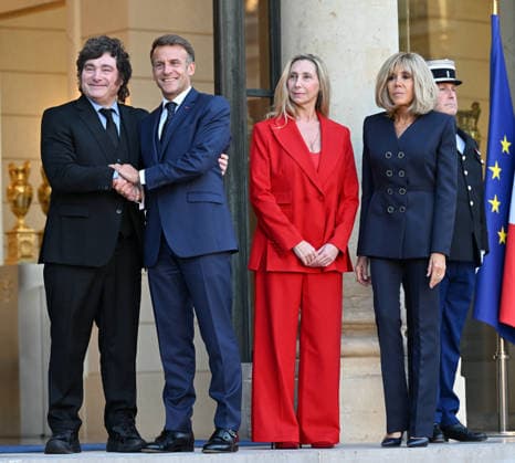Emmanuel Macron - Javier Milei meeting in Paris PARIS, FRANCE - OCTOBER 1: (L to R) Argentine President Javier Milei, French President Emmanuel Macron, General Secretary of the Presidency of Argentina and sister of Argentina s President Karina Milei and French First Lady Brigitte Macron pose for a photo ahead of their meeting at the Elysee Palace in Paris, France on October 1, 2026. Mustafa Yalcin Anadolu Paris France. Editorial use only. Please get in touch for any other usage. Copyright: x2026xAnadoluxMustafaxYalcinx
