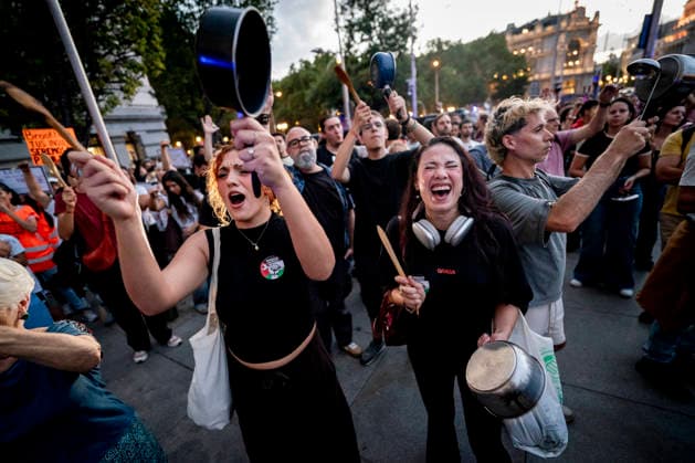 Pot-and-Pan Protest for Housing in Madrid: Dozens of people took part in a pot-and-pan protest for housing in front of Madrid City Hall on October 1, 2026, in Madrid, Spain, October 1, 2026, POT-AND-PAN PROTEST, HOUSING, TENANTS, RENTS, PROTEST, RALLY, ON FOOT, Madrid, Madrid, Spain Copyright: xA.xPÃ rezxMecax 7813864
