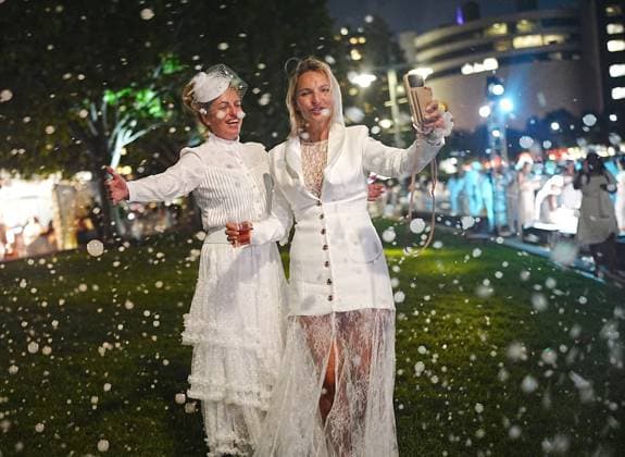 Diner en Blanc returns to New York City NEW YORK, UNITED STATES - OCTOBER 01: Thousands of guests dressed in white attend a Diner en Blanc New York City event on Thursday evening, October 1, 2026, in New York, United States. Selcuk Acar Anadolu New York United States. Editorial use only. Please get in touch for any other usage. Copyright: x2026xAnadoluxSelcukxAcarx