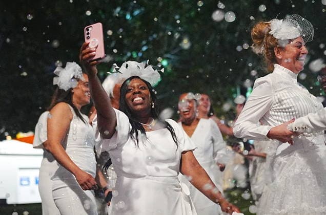 Diner en Blanc returns to New York City NEW YORK, UNITED STATES - OCTOBER 01: Thousands of guests dressed in white attend a Diner en Blanc New York City event on Thursday evening, October 1, 2026, in New York, United States. Selcuk Acar Anadolu New York United States. Editorial use only. Please get in touch for any other usage. Copyright: x2026xAnadoluxSelcukxAcarx