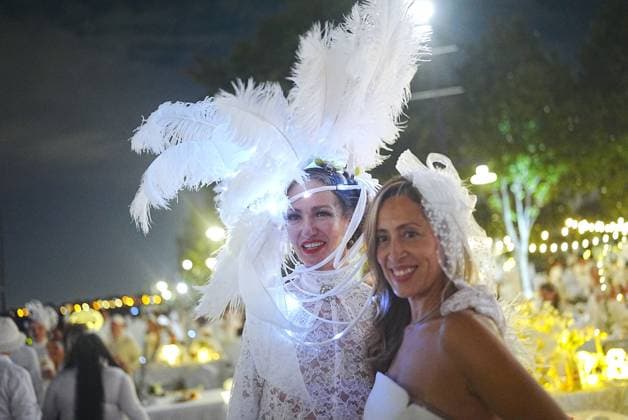 Diner en Blanc returns to New York City NEW YORK, UNITED STATES - OCTOBER 01: Thousands of guests dressed in white attend a Diner en Blanc New York City event on Thursday evening, October 1, 2026, in New York, United States. Selcuk Acar Anadolu New York United States. Editorial use only. Please get in touch for any other usage. Copyright: x2026xAnadoluxSelcukxAcarx