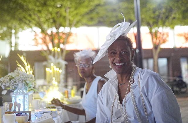 Diner en Blanc returns to New York City NEW YORK, UNITED STATES - OCTOBER 01: Thousands of guests dressed in white attend a Diner en Blanc New York City event on Thursday evening, October 1, 2026, in New York, United States. Selcuk Acar Anadolu New York United States. Editorial use only. Please get in touch for any other usage. Copyright: x2026xAnadoluxSelcukxAcarx