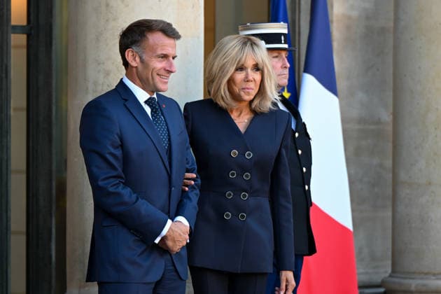French President Emmanuel Macron and his wife Brigitte Macron greet Argentine President Javier Milei (left) and Karina Milei (second from right), Secretary General of the Argentine Presidency and sister of the Argentine President, ahead of their meeting at the Élysée Palace on October 1, 2026, in Paris, France 460119 2026 10 01 Macron, Brigitte Trogneux Macron, Emmanuel Copyright: xL.Urmanx xStarfacex STAR_460119_011