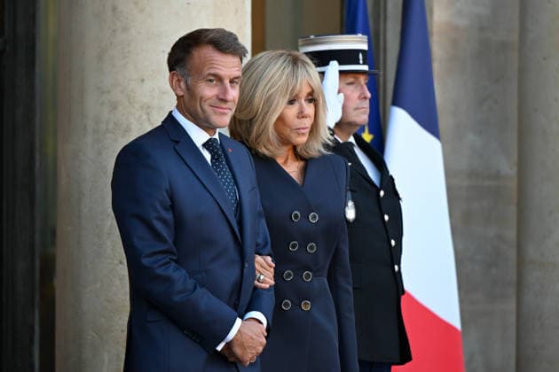 French President Emmanuel Macron and his wife Brigitte Macron greet Argentine President Javier Milei (left) and Karina Milei (second from right), Secretary General of the Argentine Presidency and sister of the Argentine President, ahead of their meeting at the Élysée Palace on October 1, 2026, in Paris, France 460119 2026 10 01 Macron, Brigitte Trogneux Macron, Emmanuel Copyright: xL.Urmanx xStarfacex STAR_460119_014