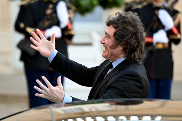 French President Emmanuel Macron and his wife, Brigitte Macron, greet Argentine President Javier Milei (left) and Karina Milei (second from right), Secretary General of the Argentine Presidency and sister of the Argentine President, ahead of their meeting at the Élysée Palace on October 1, 2026, in Paris, France 460119 2026 10 01 Milei, Javier Copyright: xL.Urmanx xStarfacex STAR_460119_015