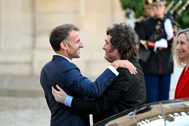 French President Emmanuel Macron and his wife Brigitte Macron greet Argentine President Javier Milei (left) and Karina Milei (second from right), Secretary General of the Argentine Presidency and sister of the Argentine President, ahead of their meeting at the Élysée Palace on October 1, 2026, in Paris, France 460119 2026 10 01 Macron, Emmanuel Milei, Javier Copyright: xL.Urmanx xStarfacex STAR_460119_019