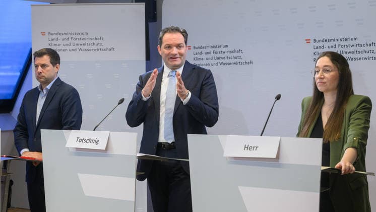 Âphotonews.at - Wien, 02.10.2026. Die Bundesregierung stellt den Begutachtungsentwurf für das neue Wasserentnahmeregister vor. Das Register soll die Daten über relevante Wasserentnahmen verbessern und damit die langfristige Planung und Sicherung der Wasserversorgung unterstützen. PHOTO: Abg. Michael Bernhard (NEOS), Landwirtschaftsminister Norbert Totschnig (ÖVP) und Umweltsprecherin der SPÖ Julia Herr Presentation of the draft regulation for Austria™s new water abstraction register, aimed at improving data on significant water withdrawals and supporting long-term water management. Wasserversorgung, Wasserwirtschaft, Grundwasser, Oberflächenwasser, Wasserknappheit, Dürre, Klimawandel Wasserressourcen, Nachhaltigkeit, Wasserbüc