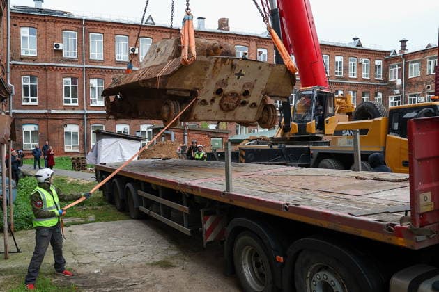 RUSSIA, KAZAN - OCTOBER 2, 2026: A crane lifts a WWII-era Panzerkampfwagen V Panther tank discovered in the course of construction works and excavated from the courtyard of Kazan National Research Technological University. The tank served as a detonation pit for testing explosive substances and pyrotechnic compounds in post-war years Kazan Russia - ZUMAt113 20261002_zaa_t113_055 Copyright: xYegorxAleyevx