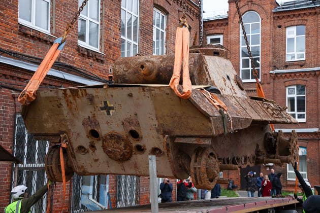 RUSSIA, KAZAN - OCTOBER 2, 2026: A crane lifts a WWII-era Panzerkampfwagen V Panther tank discovered in the course of construction works and excavated from the courtyard of Kazan National Research Technological University. The tank served as a detonation pit for testing explosive substances and pyrotechnic compounds in post-war years Kazan Russia - ZUMAt113 20261002_zaa_t113_056 Copyright: xYegorxAleyevx