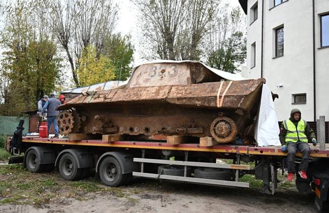Russia WWII German Tank Discovery 9255961 02.10.2026 A German Panzerkampfwagen V Panther tank from World War II, found underground during construction work at Kazan National Research Technological University, is loaded onto a platform for transport to a restoration facility before being transferred to a museum in Kazan, Republic of Tatarstan, Russia. The tank was previously used as a laboratory for testing explosives. Maksim Bogodvid Sputnik Kazan Republic of Tatarstan Russia Copyright: xMaksimxBogodvidx