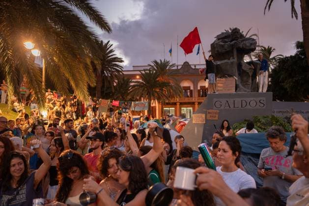 October 1, 2026, Las Palmas De Gran Canaria, Las Palmas, Spain: LAS PALMAS DE GRAN CANARIA, SPAIN, OCTOBER 1, 2026: People continue to camp in Plaza de la Feria in Las Palmas de Gran Canaria on the third day of a protest demanding greater access to affordable housing. The encampment is part of broader mobilizations over Spain s housing crisis, with protesters calling for measures to curb rising rents and real estate speculation and improve housing security. Housing protests and encampments have also taken place in other Spanish cities, including Madrid, where demonstrations followed the eviction of 87-year-old Maricarmen Abascal from her home. Las Palmas De Gran Canaria Spain - ZUMAq101 20261001_zna_q101_280 Copyright: xAlexxBashax
