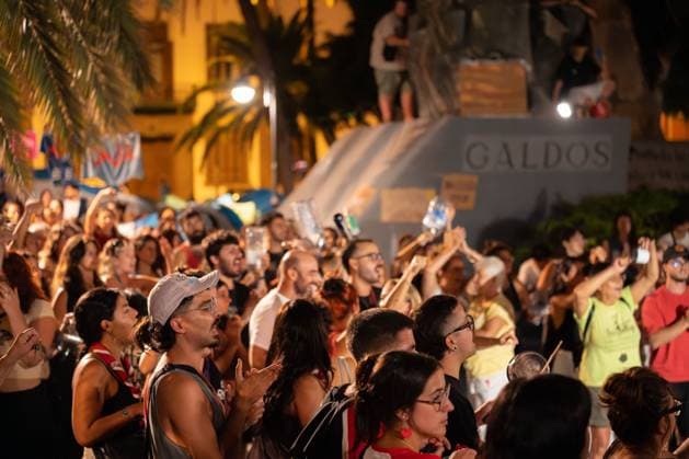 October 1, 2026, Las Palmas De Gran Canaria, Las Palmas, Spain: LAS PALMAS DE GRAN CANARIA, SPAIN, OCTOBER 1, 2026: People continue to camp in Plaza de la Feria in Las Palmas de Gran Canaria on the third day of a protest demanding greater access to affordable housing. The encampment is part of broader mobilizations over Spain s housing crisis, with protesters calling for measures to curb rising rents and real estate speculation and improve housing security. Housing protests and encampments have also taken place in other Spanish cities, including Madrid, where demonstrations followed the eviction of 87-year-old Maricarmen Abascal from her home. Las Palmas De Gran Canaria Spain - ZUMAq101 20261001_zna_q101_282 Copyright: xAlexxBashax