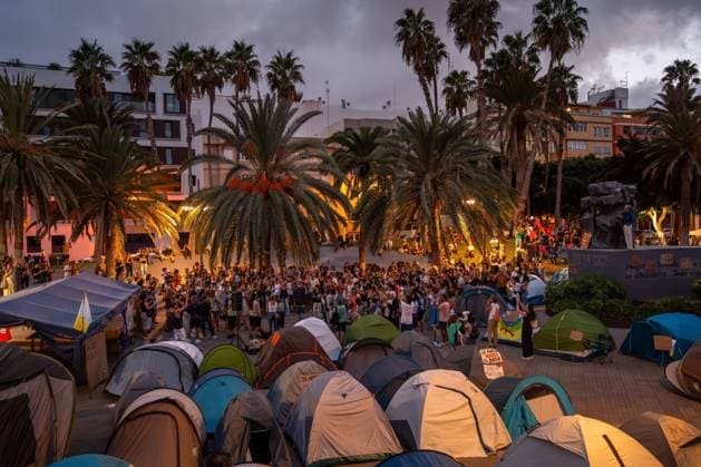 October 1, 2026, Las Palmas De Gran Canaria, Las Palmas, Spain: LAS PALMAS DE GRAN CANARIA, SPAIN, OCTOBER 1, 2026: People continue to camp in Plaza de la Feria in Las Palmas de Gran Canaria on the third day of a protest demanding greater access to affordable housing. The encampment is part of broader mobilizations over Spain s housing crisis, with protesters calling for measures to curb rising rents and real estate speculation and improve housing security. Housing protests and encampments have also taken place in other Spanish cities, including Madrid, where demonstrations followed the eviction of 87-year-old Maricarmen Abascal from her home. Las Palmas De Gran Canaria Spain - ZUMAq101 20261001_zna_q101_281 Copyright: xAlexxBashax