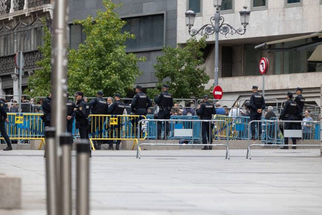 Police set up barriers at the entrance to Congress following an announcement by protesters camped out at Puerta del Sol that they will demonstrate during the plenary session National Police officers set up barriers around the perimeter of the Congress of Deputies on October 2, 2026, in Madrid, Spain. The National Police have increased security and erected barriers at the entrance to the Congress of Deputies following an announcement by social groups camped out at Puerta del Sol that they will gather around the lower house to demand the passage of housing decrees. OCT 22026 Jesús Hellí Madrid, Madrid, Spain Copyright: xJesusxHellinx 7814597