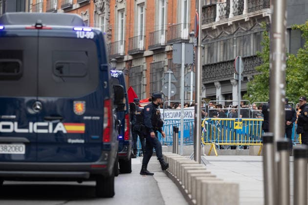 Police set up barriers at the entrance to Congress following an announcement by protesters camped out at Puerta del Sol that they will demonstrate during the plenary session National Police officers set up barriers around the perimeter of the Congress of Deputies on October 2, 2026, in Madrid, Spain. The National Police have increased security and erected barriers at the entrance to the Congress of Deputies following an announcement by social groups camped out at Puerta del Sol that they will gather around the lower house to demand the passage of housing decrees. OCT 22026 Jesús Hellí Madrid, Madrid, Spain Copyright: xJesusxHellinx 7814598