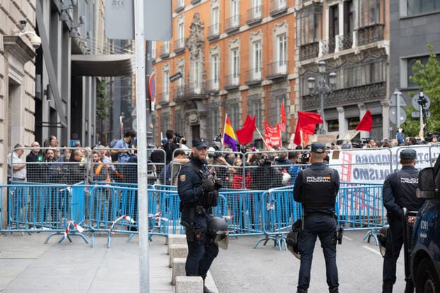 Police set up barriers at the entrance to Congress following an announcement by protesters camped out at Puerta del Sol that they will demonstrate during the plenary session National Police officers set up barriers around the perimeter of the Congress of Deputies on October 2, 2026, in Madrid, Spain. The National Police have increased security and erected barriers at the entrance to the Congress of Deputies following an announcement by social groups camped out at Puerta del Sol that they will gather around the lower house to demand the passage of housing decrees. OCT 22026 Jesús Hellí Madrid, Madrid, Spain Copyright: xJesusxHellinx 7814599