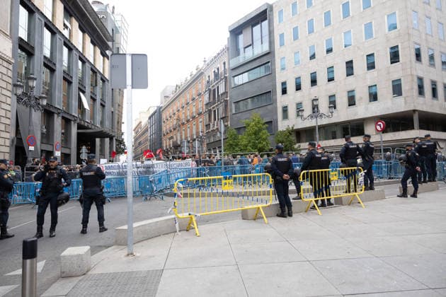 Police set up barriers at the entrance to Congress following an announcement by protesters camped out at Puerta del Sol that they will demonstrate during the plenary session National Police officers set up barriers around the perimeter of the Congress of Deputies on October 2, 2026, in Madrid, Spain. The National Police have increased security and erected barriers at the entrance to the Congress of Deputies following an announcement by social groups camped out at Puerta del Sol that they will gather around the lower house to demand the passage of housing decrees. OCT 22026 Jesús Hellí Madrid, Madrid, Spain Copyright: xJesusxHellinx 7814600