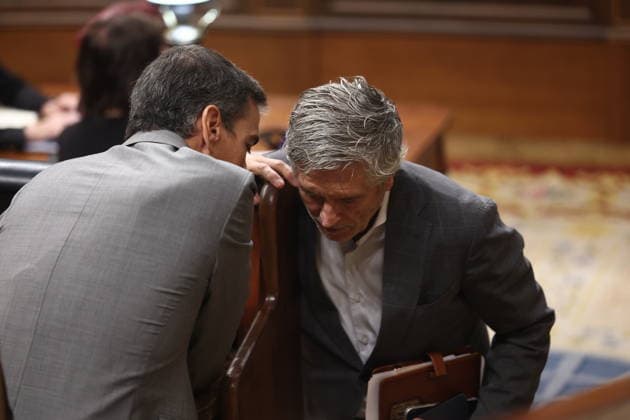 Congress Votes on Housing Decrees Prime Minister Pedro Sánchez (left) and Interior Minister Fernando Grande Marlaska (right) during a plenary session in the Congress of Deputies on October 2, 2026, in Madrid, Spain. Congress is voting today on whether to ratify or repeal the two Royal Decrees on housing issued by the government this week in the Official State Gazette (BOE). Specifically, these are Royal Decree-Law No. 26 of 2026, dated September 29, which adopts urgent measures to protect the social function of housing and expand the supply of affordable housing, and Royal Decree-Law 27 2026, of September 29, adopting urgent measures to strengthen the stability of lease agreements for primary residences October 2, 2026 Madrid, Madrid, Spai Copyright: xEduardoxParrax 7814642