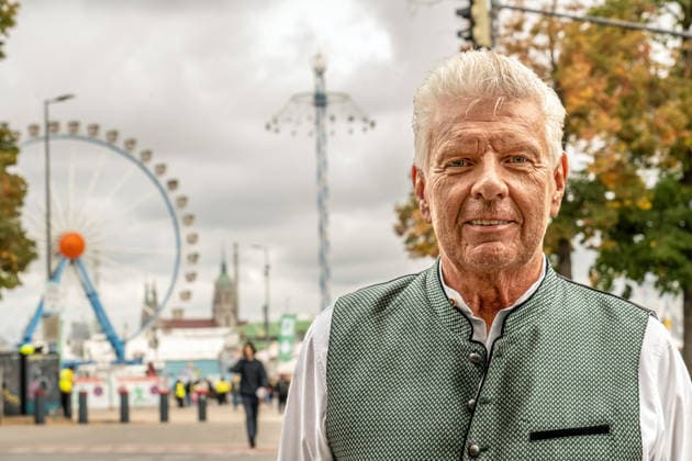 Former Munich Mayor Dieter Reiter in front of the Ferris wheel and the BayernTower, Oktoberfest, Friday at noon, Munich, October 2, 2026 Germany, Munich, October 2, 2026, Munich’s former mayor Dieter Reiter at the south entrance to the Wiesn, in front of the Ferris wheel and the BayernTower, Friday at 1:00 p.m.; Dieter Reiter had been voted out of office as may