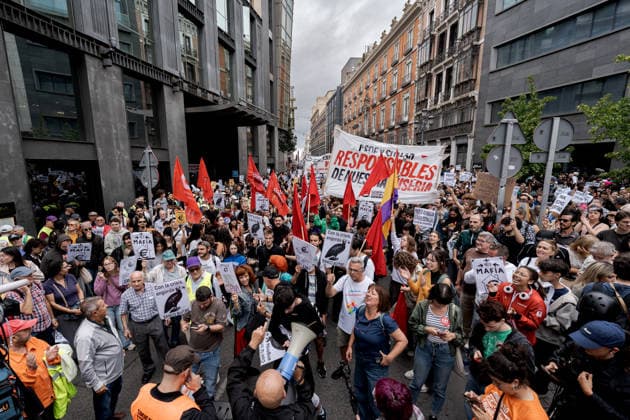 Demonstrators rally outside Spanish Parliament over housing crisis MADRID, SPAIN - OCTOBER 2: Demonstrators gather outside the Spanish Congress of Deputies in Madrid on October 2, 2026, calling for the approval of emergency measures to address Spain’s housing and rental crisis as lawmakers debate and vote housing decrees. The protest was organized by tenants’ unions and housing groups demanding greater protections for renters and measures to curb rising housing costs. Diego Radames Anadolu Madrid Spain. Editorial use only. Please get in touch for any other usage. Copyright: x2026xAnadoluxDiegoxRadamesx