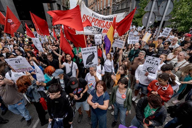 Demonstrators rally outside Spanish Parliament over housing crisis MADRID, SPAIN - OCTOBER 2: Demonstrators gather outside the Spanish Congress of Deputies in Madrid on October 2, 2026, calling for the approval of emergency measures to address Spain’s housing and rental crisis as lawmakers debate and vote housing decrees. The protest was organized by tenants’ unions and housing groups demanding greater protections for renters and measures to curb rising housing costs. Diego Radames Anadolu Madrid Spain. Editorial use only. Please get in touch for any other usage. Copyright: x2026xAnadoluxDiegoxRadamesx