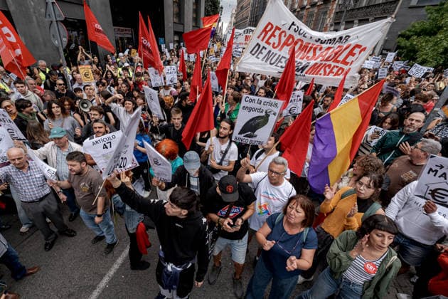 Demonstrators rally outside Spanish Parliament over housing crisis MADRID, SPAIN - OCTOBER 2: Demonstrators gather outside the Spanish Congress of Deputies in Madrid on October 2, 2026, calling for the approval of emergency measures to address Spain’s housing and rental crisis as lawmakers debate and vote housing decrees. The protest was organized by tenants’ unions and housing groups demanding greater protections for renters and measures to curb rising housing costs. Diego Radames Anadolu Madrid Spain. Editorial use only. Please get in touch for any other usage. Copyright: x2026xAnadoluxDiegoxRadamesx