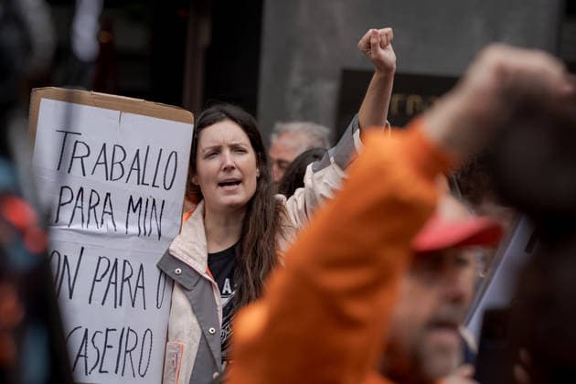 Demonstrators rally outside Spanish Parliament over housing crisis MADRID, SPAIN - OCTOBER 2: Demonstrators gather outside the Spanish Congress of Deputies in Madrid on October 2, 2026, calling for the approval of emergency measures to address Spain’s housing and rental crisis as lawmakers debate and vote housing decrees. The protest was organized by tenants’ unions and housing groups demanding greater protections for renters and measures to curb rising housing costs. Diego Radames Anadolu Madrid Spain. Editorial use only. Please get in touch for any other usage. Copyright: x2026xAnadoluxDiegoxRadamesx