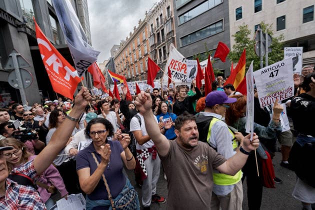 Demonstrators rally outside Spanish Parliament over housing crisis MADRID, SPAIN - OCTOBER 2: Demonstrators gather outside the Spanish Congress of Deputies in Madrid on October 2, 2026, calling for the approval of emergency measures to address Spain’s housing and rental crisis as lawmakers debate and vote housing decrees. The protest was organized by tenants’ unions and housing groups demanding greater protections for renters and measures to curb rising housing costs. Diego Radames Anadolu Madrid Spain. Editorial use only. Please get in touch for any other usage. Copyright: x2026xAnadoluxDiegoxRadamesx