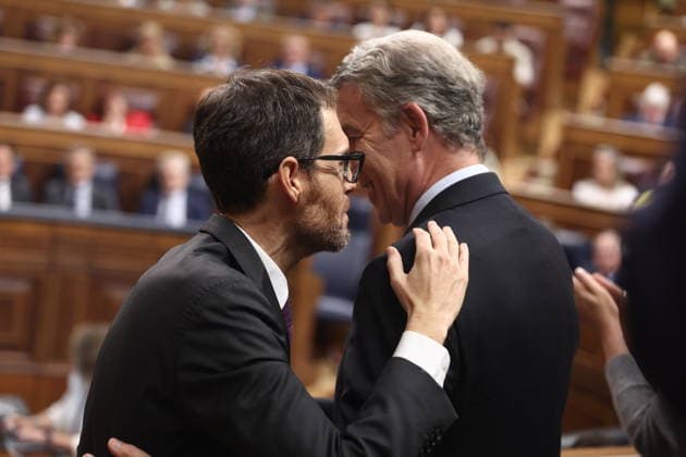Congress Votes on Housing Decrees PP Representative Sergio Sayas and Popular Party President Alberto Núnez Feijóo during a plenary session in the Congress of Deputies on October 2, 2026, in Madrid, Spain. Congress is voting today on whether to ratify or repeal the two Royal Decrees on housing issued by the government this week in the Official State Gazette (BOE). Specifically, these are Royal Decree-Law 26 2026, dated September 29, which adopts urgent measures to protect the social function of housing and expand the supply of affordable housing, and Royal Decree-Law 27 2026, of September 29, adopting urgent measures to strengthen the stability of lease agreements for primary residences. OCTOBER 2, 2026 Madrid, Madrid, Spain Copyright: xEduardoxParrax 7815407