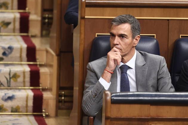 Congress Votes on Housing Decrees Prime Minister Pedro Sánchez during a plenary session in the Congress of Deputies on October 2, 2026, in Madrid, Spain. Congress is voting today on whether to ratify or repeal the two Royal Decrees on housing issued by the government this week in the Official State Gazette (BOE). Specifically, these are Royal Decree-Law 26 of 2026, dated September 29, which adopts urgent measures to protect the social function of housing and expand the supply of affordable housing, and Royal Decree-Law 27 2026, of September 29, adopting urgent measures to strengthen the stability of lease agreements for primary residences. OCTOBER 2, 2026 Madrid, Madrid, Spain Copyright: xEduardoxParrax 7815413