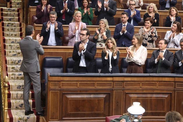 Congress Votes on Housing Decrees Prime Minister Pedro Sánchez receives applause from the Socialist bench during a plenary session in the Congress of Deputies on October 2, 2026, in Madrid, Spain. Congress is voting today on whether to ratify or repeal the two Royal Decrees on housing issued by the government this week in the Official State Gazette (BOE). Specifically, these are Royal Decree-Law 26 2026, of September 29, which adopts urgent measures to protect the social function of housing and expand the supply of affordable housing, and Royal Decree-Law 27 2026, dated September 29, adopting urgent measures to strengthen the stability of lease agreements for primary residences. OCTOBER 2, 2026 Madrid, Madrid, Spain Copyright: xEduardoxParrax 7815446