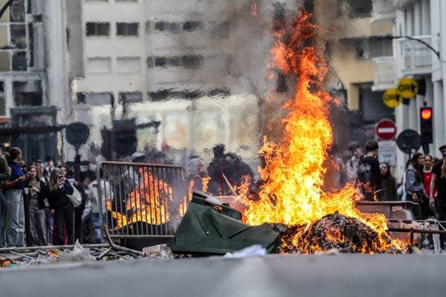 High school blockades, student protests, clashes with law enforcement PHOTOPQR SUD OUEST David Le Deodic Pau October 2, 2026 High school blockades, student protests, tensions with law enforcement, in Pau on October 2, 2026 High school students from Barthou, Saint John Perse, Saint Cricq, and Baradat gathered France Fires have broken out at several schools in France, as students protest by blockading educational institutions nationwide over school funding and learning conditions Pau BEARN France Copyright: xPHOTOPQR SUDxOUEST MAXPPPxDavidxLexDeodicx 20261002SDO1808 20261002SDO1808