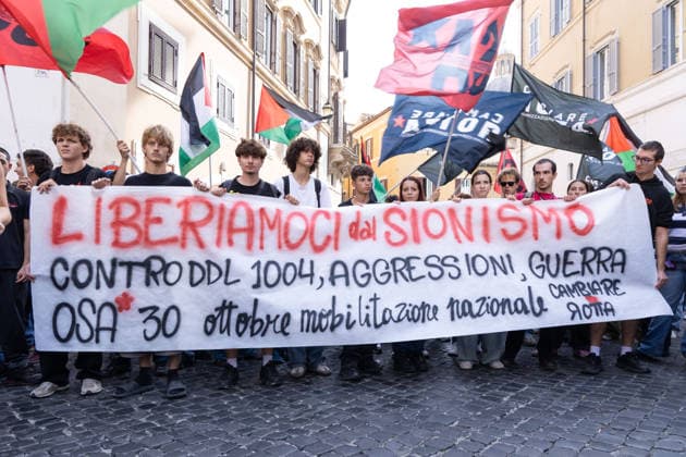 IPA89220801 - Protest in Piazza Montecitorio in Rome against the passage of the Anti-Semitism Decree-Law Copyright: xMatteoxNardonex xx IPA89220801
