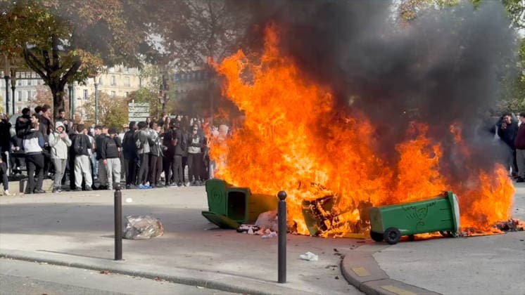 Student Protest at Place de la Nation - Paris Videograbs - Clashes between students and police as protesting students carry out blockading action near place de la Nation, in Paris, on October 2, 2026. Since late September, students have staged protests outside schools over grievances ranging from timetables, class sizes and a shortage of teachers to overheated classrooms during this year s heatwaves. The protests started in the Ile-de-France region around Paris but have now spread to other cities nationwide. Photo by CLPRESS ABACAPRESS.COM Paris France Copyright: xCLPRESS ABACAx
