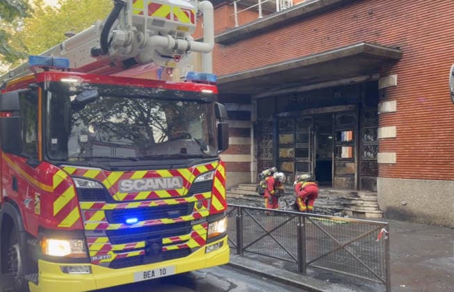 High School Blockades in France - School Buildings Facades Set on Fire Videograbs - Lycée Gaston Bachelard (Paris 13) building facade set on fire during clashes between students and police as protesting students carry out blockading actions in Paris,France, on October 2, 2026. Since late September, students have staged protests outside schools over grievances ranging from timetables, class sizes and a shortage of teachers to overheated classrooms during this year s heatwaves. The protests started in the Ile-de-France region around Paris but have now spread to other cities nationwide. Photo by CLPRESS ABACAPRESS.COM France Copyright: xCLPRESS ABACAx