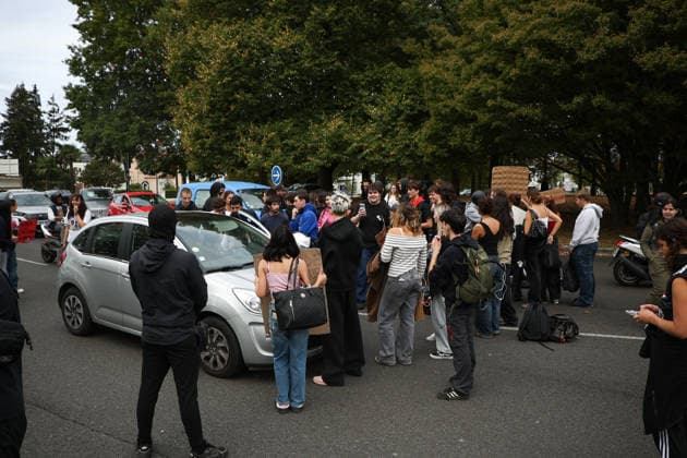 October 2, 2026, Bayonne, Nouvelle Aquitaine, France: Young protesters block a road in Bayonne, southwestern France, on October 2, 2026, during a demonstration against overcrowded classes and a lack of resources, causing large traffic jams. The movement, which began in the Paris region a week ago, has spread across France, with hundreds of high schools blocked. Bayonne France - ZUMAb298 20261002_zsp_b298_010 Copyright: xJulesxBuonx