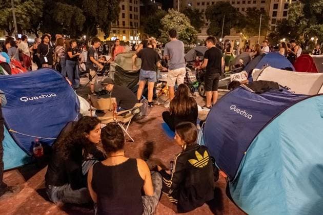 Housing activists continue Barcelona encampment BARCELONA, SPAIN, OCTOBER 1, 2026: Housing activists spend a second day at an encampment in Placa de Catalunya in central Barcelona in solidarity with the housing protest at Puerta del Sol in Madrid. Around 50 tents were set up at the Barcelona camp as participants continued to demand stronger housing protections and measures against evictions ahead of a parliamentary vote on government housing decrees. Barcelona Catalonia Spain Copyright: x xMiguelxGalmà sx xJNAxPressx