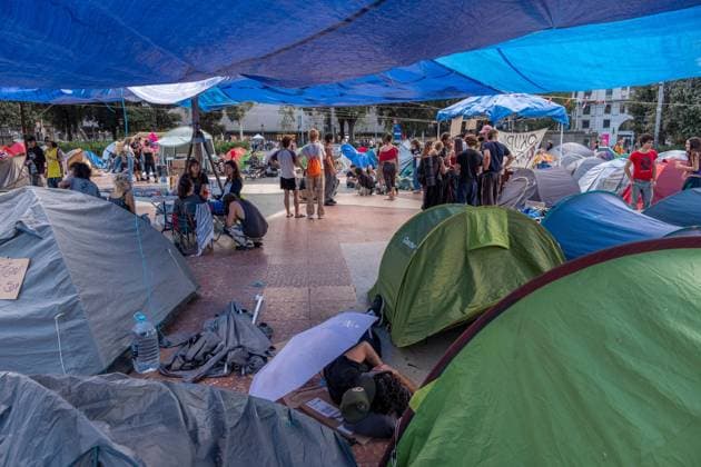 Housing activists continue Barcelona encampment BARCELONA, SPAIN, OCTOBER 1, 2026: Housing activists spend a second day at an encampment in Placa de Catalunya in central Barcelona in solidarity with the housing protest at Puerta del Sol in Madrid. Around 50 tents were set up at the Barcelona camp as participants continued to demand stronger housing protections and measures against evictions ahead of a parliamentary vote on government housing decrees. Barcelona Catalonia Spain Copyright: x xMiguelxGalmà sx xJNAxPressx