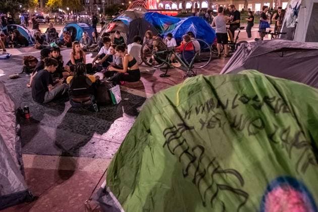 Housing activists continue Barcelona encampment BARCELONA, SPAIN, OCTOBER 1, 2026: Housing activists spend a second day at an encampment in Placa de Catalunya in central Barcelona in solidarity with the housing protest at Puerta del Sol in Madrid. Around 50 tents were set up at the Barcelona camp as participants continued to demand stronger housing protections and measures against evictions ahead of a parliamentary vote on government housing decrees. Barcelona Catalonia Spain Copyright: x xMiguelxGalmà sx xJNAxPressx