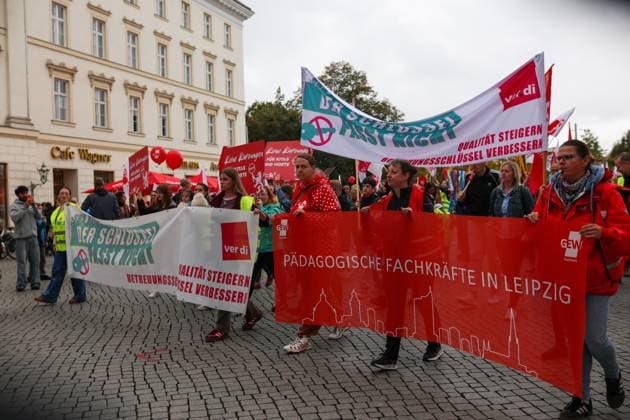 Families rally over childcare conditions in Leipzig LEIPZIG, GERMANY, OCTOBER 2, 2026: Families, childcare workers and educators demonstrate in Leipzig over staffing, funding and working conditions at daycare centres and after-school care facilities. Parents and children joined childcare employees as protesters marched through the city calling attention to concerns over the availability and quality of childcare services in Leipzig and the wider state of Saxony. Leipzig Saxony Germany Copyright: x xMariaxCastrox xJNAxPressx