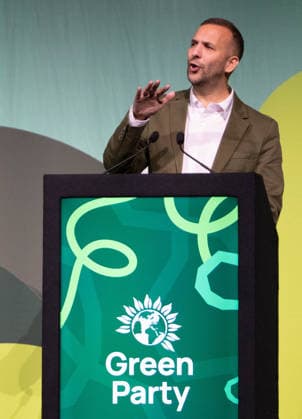 October 2, 2026, Brighton, United Kingdom: Green Party leader Zack Polanski addresses delegates on the main stage at the Brighton Centre during the party s annual conference. Green Party deputy leader Zack Polanski addressed delegates on the main stage at the Brighton Centre during the party s annual conference in Brighton, East Sussex. Mr Polanski was introduced to the stage by Hannah Spencer, following an opening address by Sian Berry, with party members including Rachel Millward watching from the audience. Brighton United Kingdom - ZUMAs197 20261002_aaa_s197_219 Copyright: xGaryxRobertsx