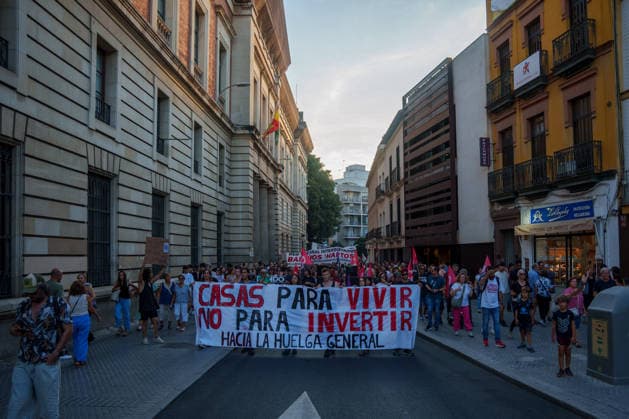 The Seville Tenants’ Union is organizing a demonstration for the right to housing. Images from the demonstration through the streets of Seville for the right to housing. October 2, 2026, in Seville, Andalusia, Spain The Seville Tenants’ Union is organizing a demonstration under the slogan Seville for the Right to Housing to demand measures against evictions, exorbitant rents, and real estate speculation October 2, 2026 Francisco J Seville, Andalusia Seville, Andalusia, Spain Copyright: xFranciscoxJ.xOlmox 7816429