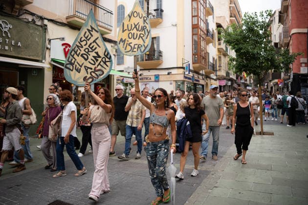Housing Protest in Palma: A large crowd gathered during a protest to demand a reduction in housing rents on October 3, 2026, in Palma de Mallorca, Mallorca, Balearic Islands, Spain. The Tenants’ Union and PAH Mallorca (Platform of People Affected and Involved by Mortgages and Housing) organized the march to demand changes in housing policies and greater protection for renters. Prime Minister Pedro Sánchez, will spend the next few hours analyzing what happened yesterday, Friday, in Congress following the rejection of the two royal decrees on housing, and will be monitoring the public reaction in the streets to decide whether to ultimately call early general elections. OCTOBER 3, 2026 Javier Ferná Palma de Mallorca, Mallorca, Isl Palma de Ma Copyright: xJavierxFernandezx 7817324