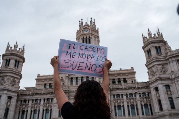 Housing Protest in Madrid A person holds a sign reading My landlord is robbing me of my dreams during a protest demanding a reduction in rental prices, on October 3, 2026, in Madrid, Spain. The Tenants’ Union organized the march to demand changes in housing policies and greater protection for renters. Prime Minister Pedro Sánchez, will spend the next few hours analyzing what happened yesterday, Friday, in Congress following the rejection of the two royal decrees on housing, and will be monitoring the public reaction in the streets to decide whether to ultimately call early general elections. OCTOBER 3, 2026, Madrid, Spain Copyright: xMatiasxChiofalox 7817604