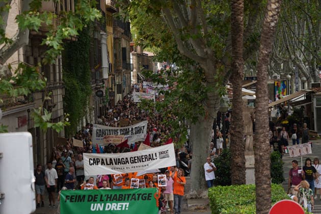 Housing Protest in Palma: A large crowd gathered during a protest to demand a reduction in housing rents on October 3, 2026, in Palma de Mallorca, Mallorca, Balearic Islands, Spain. The Tenants’ Union and PAH Mallorca (Platform of People Affected and Involved by Mortgages and Housing) have organized the march to demand changes in housing policies and greater protection for renters. Prime Minister Pedro Sánchez, will spend the next few hours analyzing what happened yesterday, Friday, in Congress following the rejection of the two royal decrees on housing, and will be monitoring the public reaction in the streets to decide whether to ultimately call early general elections. OCTOBER 3, 2026 Javier Ferná Palma de Mallorca, Mallorca, Isl Palma Copyright: xJavierxFernandezx 7817669